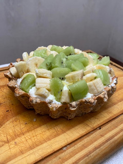 Una foto de Tartita de yogurt, avena y frutas