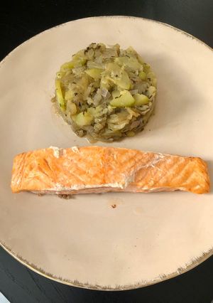 Une photo de Pavé de saumon frais aux légumes : courgettes, aubergines et oignons