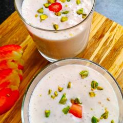 A picture of Strawberry lassi.