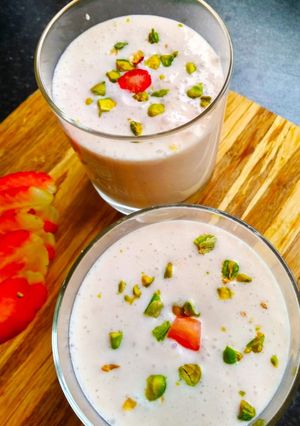 A picture of Strawberry lassi.