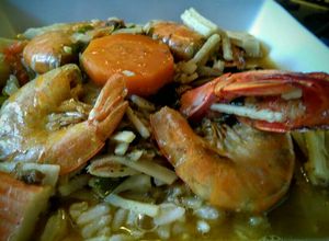 Una foto de ARROZ Caldoso de Langostinos y Palitos de Cangrejo(surimi)
