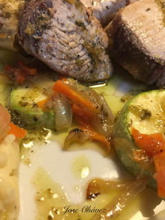 Una foto de Atún a la plancha con salteado de calabacín y puré de papas