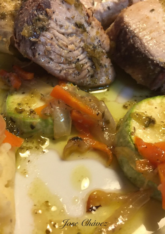 Una foto de Atún a la plancha con salteado de calabacín y puré de papas
