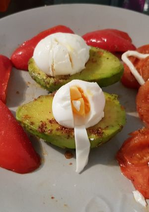 A picture of Garlic Avocado,sweet pepper, &Tomato Lunch with Eggs.