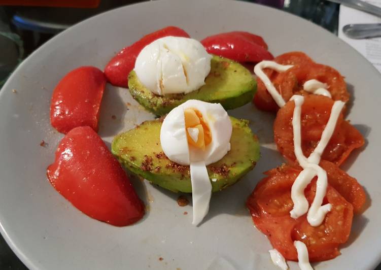 Garlic Avocado,sweet pepper, &Tomato Lunch with Eggs