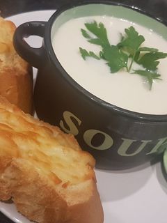 Karfiolkrémleves sajtos pirítóssal recept fotója