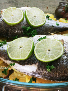 Una foto de Dorada al horno asada con patatas