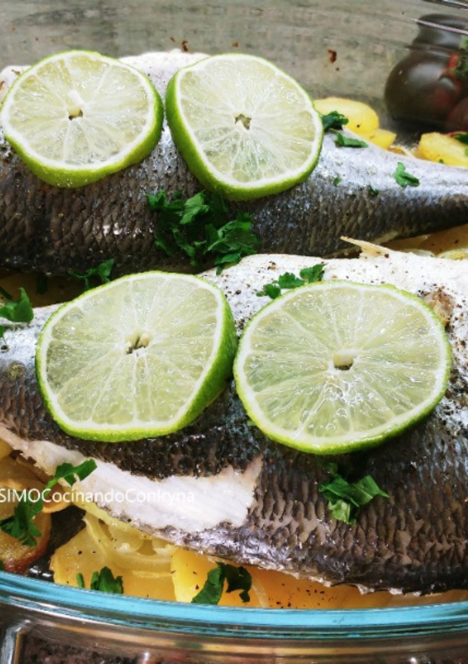 Una foto de Dorada al horno asada con patatas