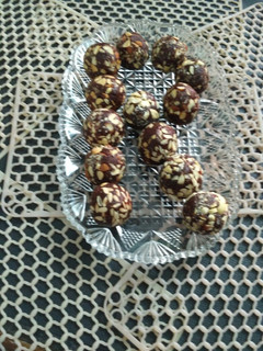खजूर ड्राई फ्रूट लडडू(Khajur dry fruits laddu recipe in Hindi) रेसिपी मुख्य फोटो