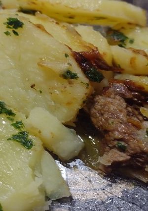 Una foto de Carne a la olla con papas