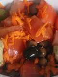 Ensalada de tomate, alcachofas y aceitunas