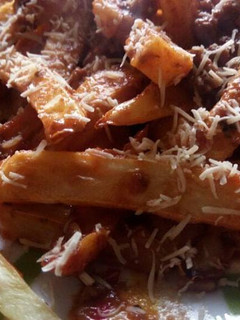 Una foto de Papas fritas o al horno con salsa