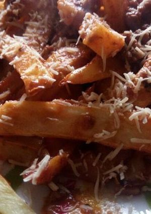 Una foto de Papas fritas o al horno con salsa