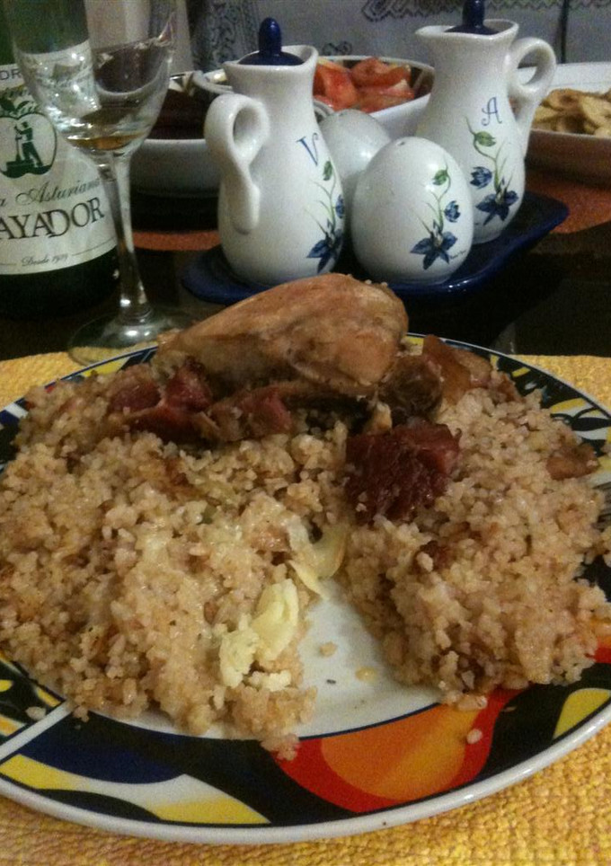 Una foto de Arroz con pollo, jamón y queso