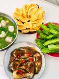 Cơm trưa   Canh cải chả cá thu  Cá hú kho ớt  Đậu rồng xào mỡ