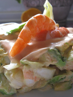 Una foto de Ensalada de aguacate y langostinos