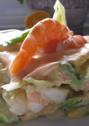 Una foto de Ensalada de aguacate y langostinos