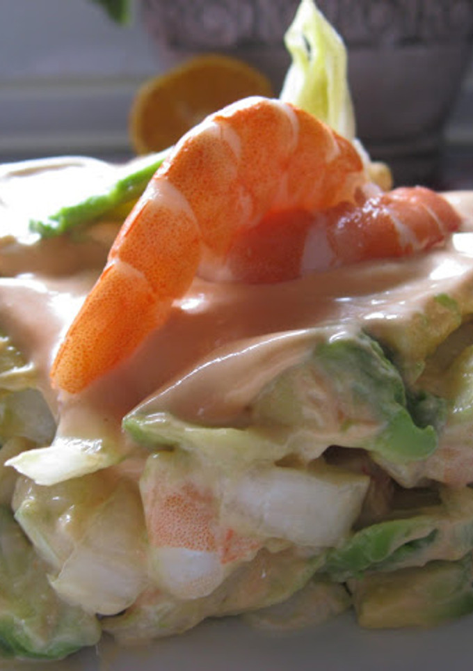 Una foto de Ensalada de aguacate y langostinos