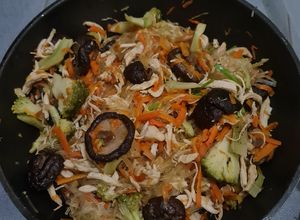 Hình của món Miến xào gà.