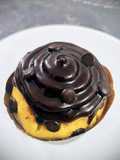 Muffin chocochip dengan topping krim cokelat