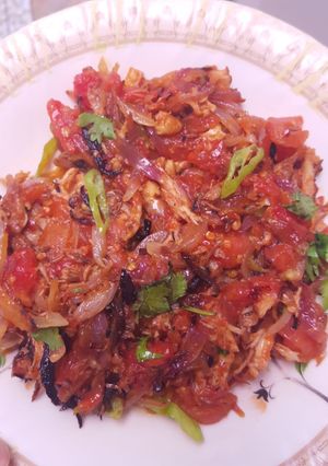 A picture of Shredded chicken gravy.