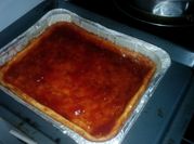 Una foto de cheesecake con mermelada de fresas