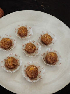 கருப்பட்டி ரவா லட்டு(karuppatti rava laddu recipe in tamil) செய்முறை முக்கிய புகைப்படம்