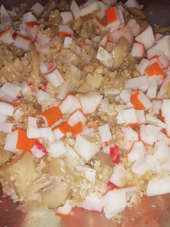 Una foto de Quinoa blanca acompañada de champiñones y un toque de mar
