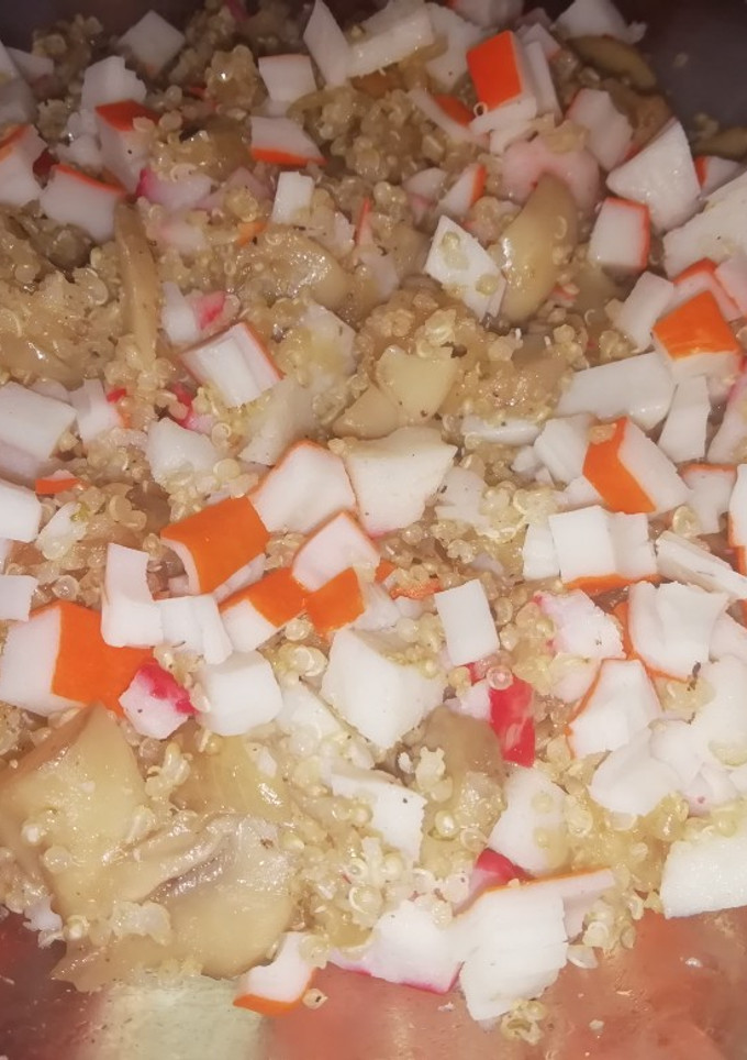 Una foto de Quinoa blanca acompañada de champiñones y un toque de mar