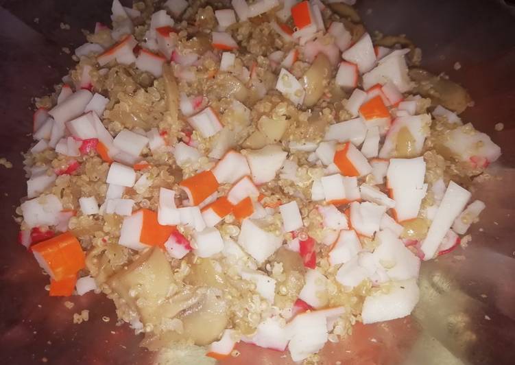 Quinoa blanca acompañada de champiñones y un toque de mar