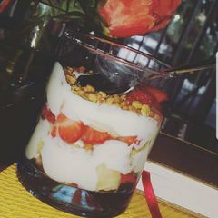 A picture of Yogurt parfait.