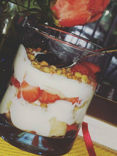A picture of Yogurt parfait.