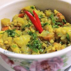 A picture of Lau Muger Dal Ghonto (Bottle Gourd-Moong Dal Curry - Bengali Style).