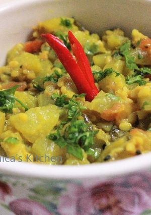 A picture of Lau Muger Dal Ghonto (Bottle Gourd-Moong Dal Curry - Bengali Style).