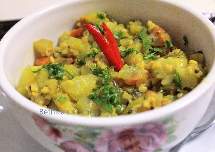 Steps to Make Award-winning Lau Muger Dal Ghonto (Bottle Gourd-Moong Dal Curry - Bengali Style)