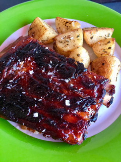 Una foto de Costillar de cerdo al horno con salsa barbacoa