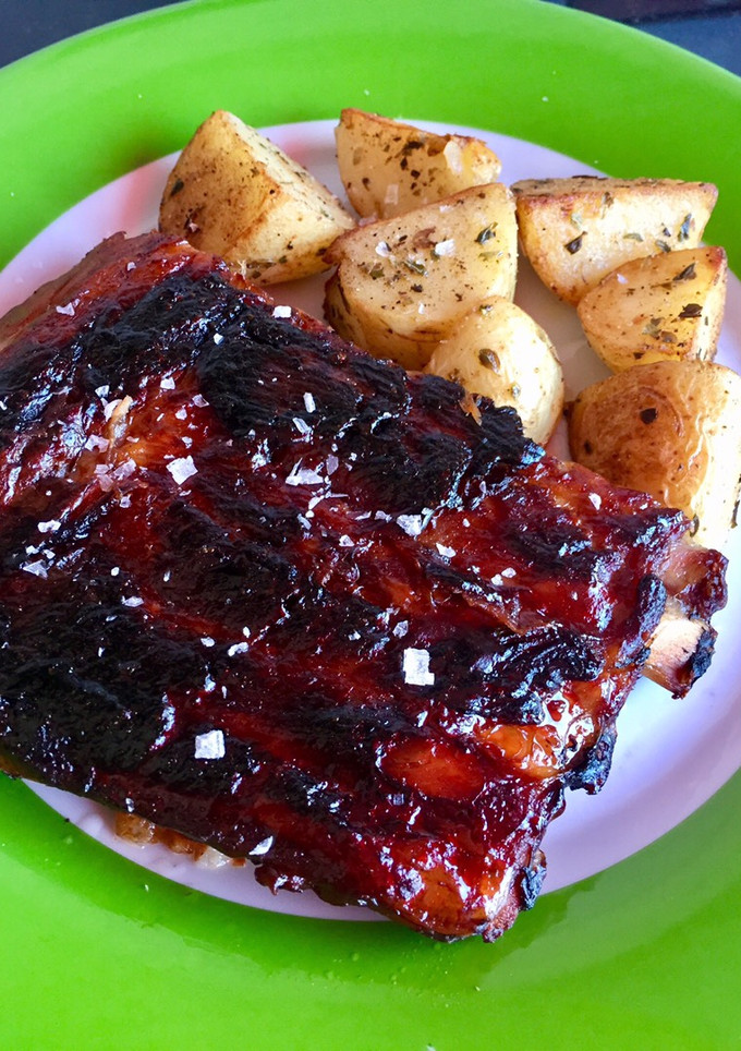 Una foto de Costillar de cerdo al horno con salsa barbacoa