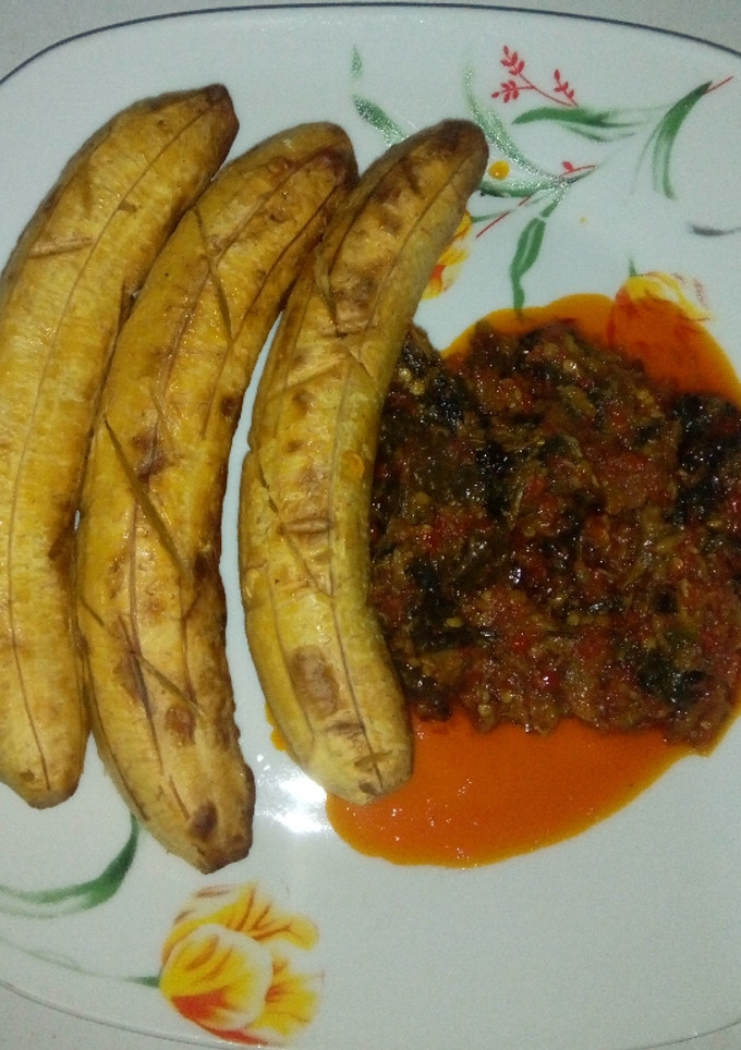 A picture of Bole and scented leave sauce.
