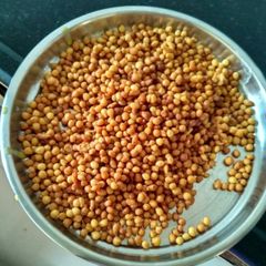 A picture of Tikhi boondi.