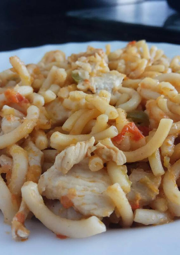 Una foto de Fideuá vegetal y pollo