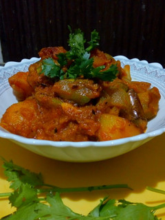 बेसन वाली मसालेदार आलू परवल (Besan wali Masaledar aloo parwal recipe in Hindi) रेसिपी मुख्य फोटो