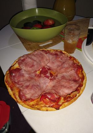 Una foto de Pizza napolitana con jamón y bondiola