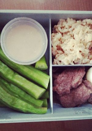 Hình của món Eat clean: cơm gạo lứt, rau luộc, trứng luộc, thịt áp chảo.