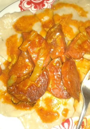 Una foto de Domplin con salami guisado al estilo dominicano
