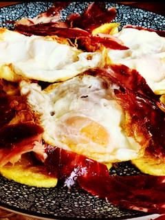 Una foto de Huevos rotos con jamón ibérico con truco 😉