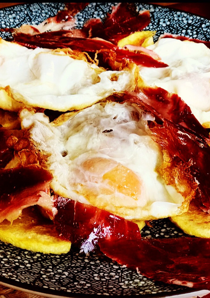 Una foto de Huevos rotos con jamón ibérico con truco 😉