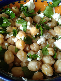 Una foto de Ensalada de garbanzo, queso griego y perejil