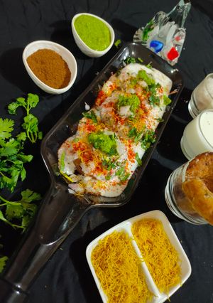 દહીં આલુ ટિક્કી ચાટ (Dahi Aloo Tikki Chaat Recipe In Gujarati) રેસીપી મુખ્ય ફોટો