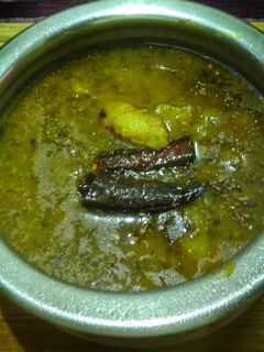डुबकी वाले आलू (dubaki wale aloo recipe in marathi) रेसिपी चे मुख्य फोटो