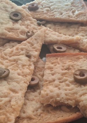 Una foto de Fainá de queso 🧀 muzarella y aceitunas